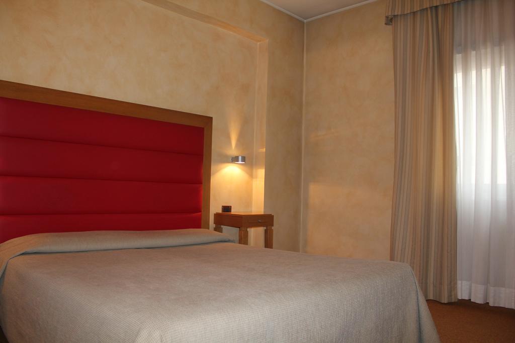 Hotel Castello LʼAquila Екстериор снимка